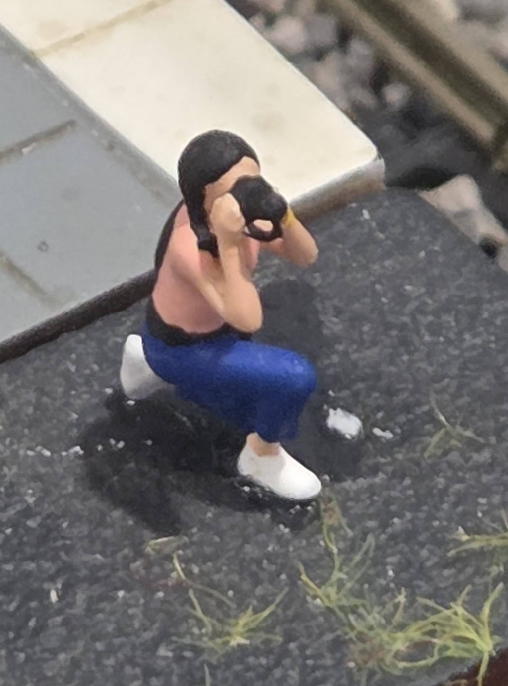 Hand-Painted Kneeling Photographer – 1 Piece HO Scale Miniature People Collection
