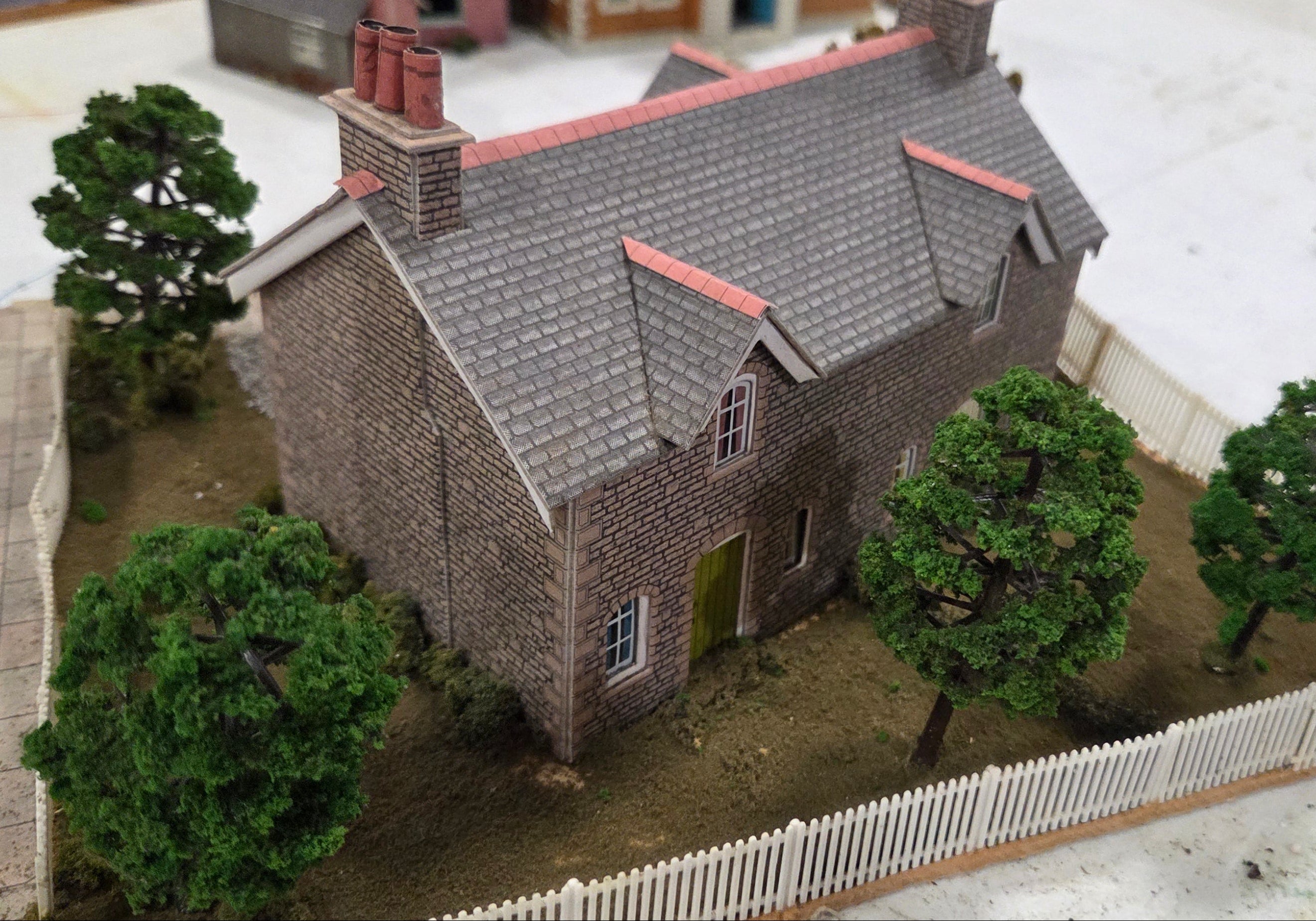 OO/HO Scale Likely Metcalfe Country Cottage & Garden Scene – Pre-Built – PreLoved