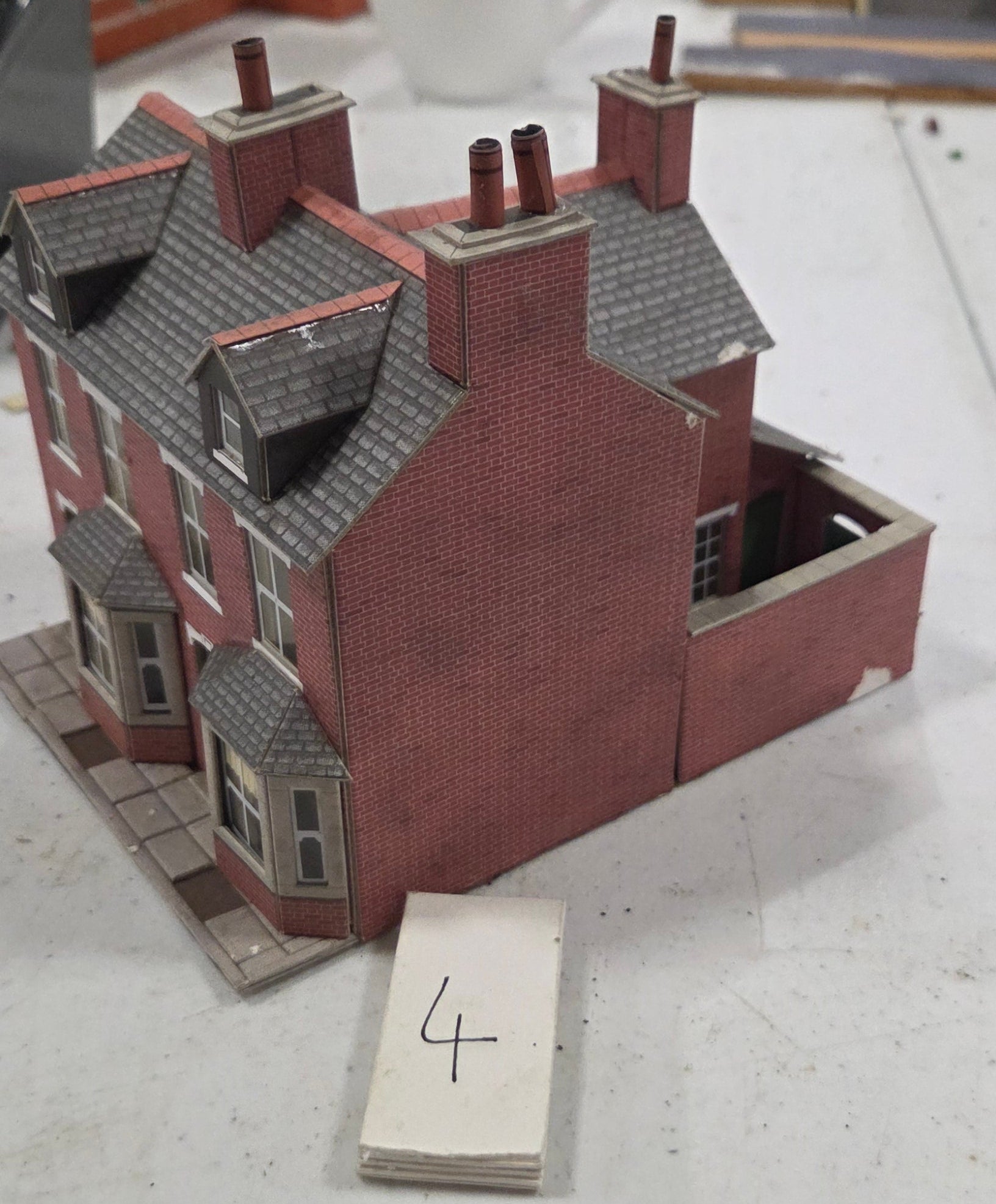 OO/HO Scale Card Kit Terraced Houses (4) – Built & Painted – PreLoved