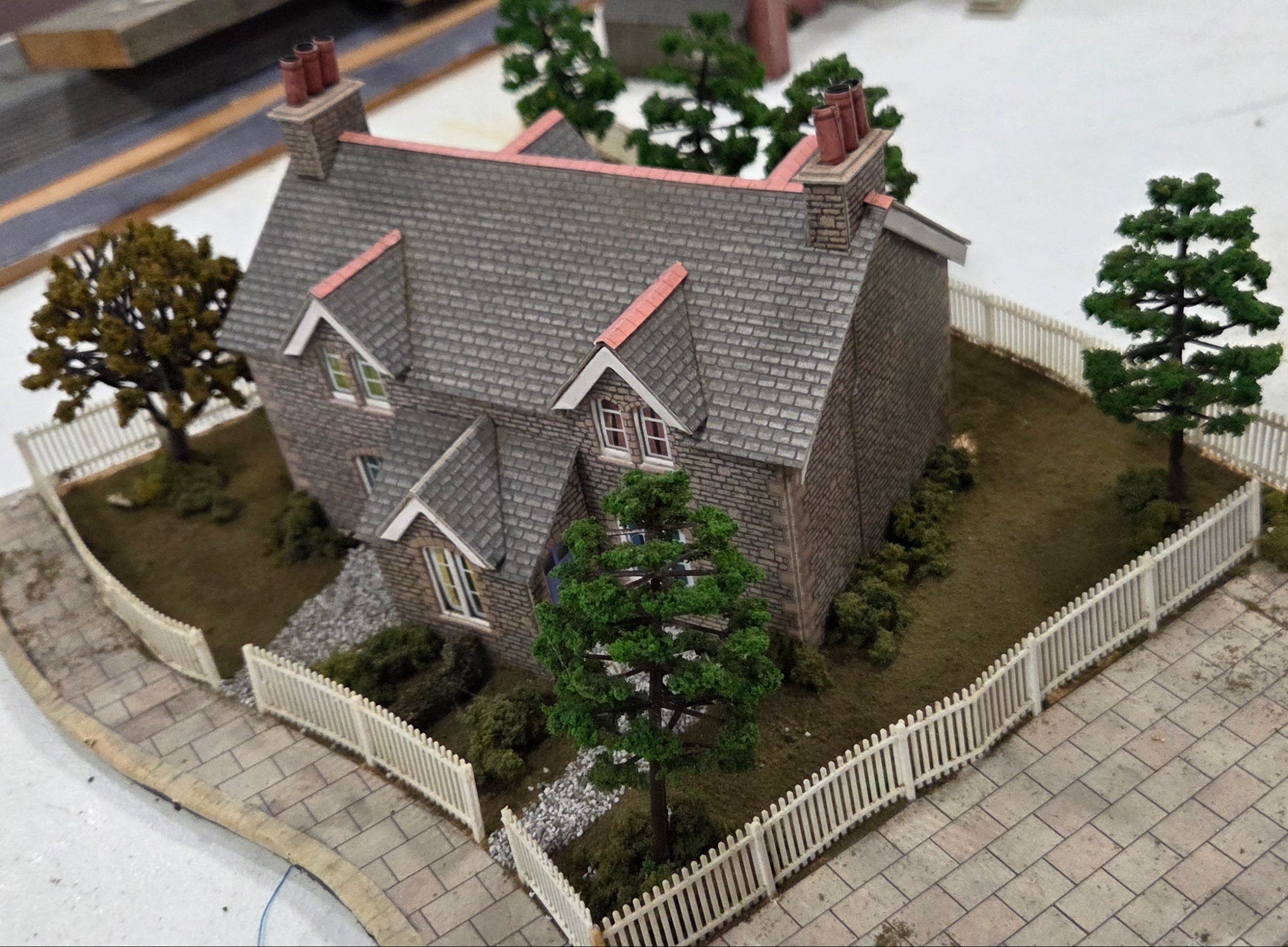 OO/HO Scale Likely Metcalfe Country Cottage & Garden Scene – Pre-Built – PreLoved